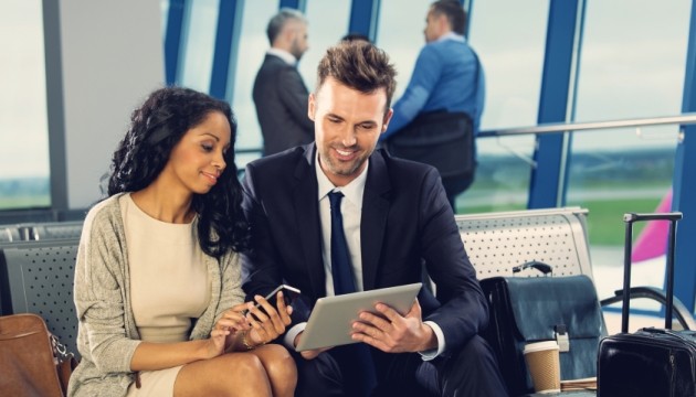 Zakelijk gesprek in luchthaven wachtkamer.