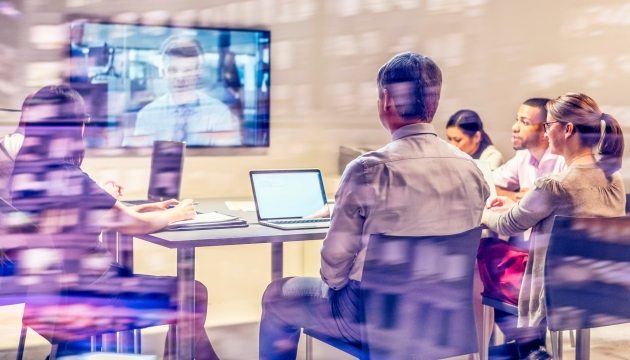 Vergadering met video-conferentie en zakelijke mensen.