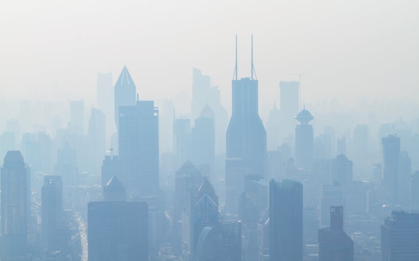 Stad in mist met wolkenkrabbers zichtbaar