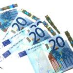 Vijf twintig eurobiljetten, Europese valuta.