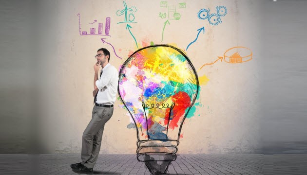 Man denkt na over innovatieve ideeën met lamp.