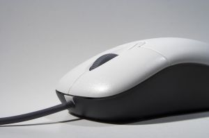 Witte computermuis met kabel