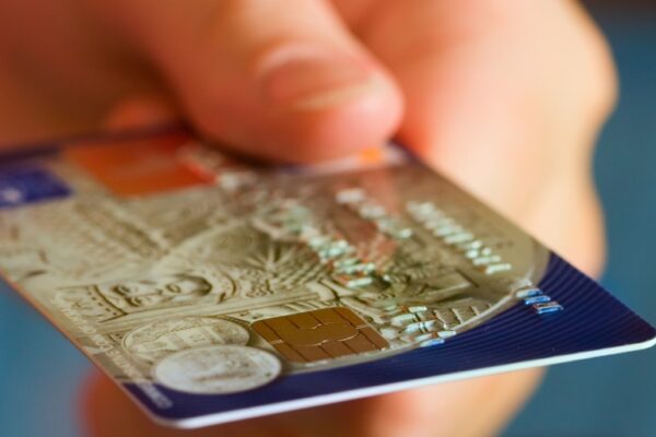Hand met creditcard uitgereikt