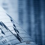 Financieel grafiek met datums, cijfers en lijnen