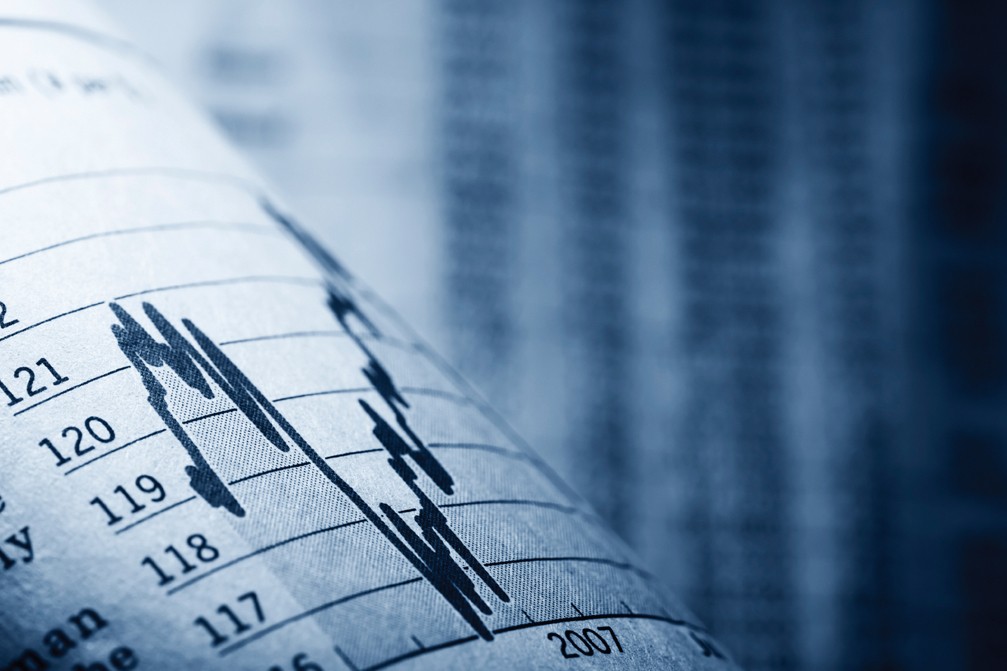 Financieel grafiek met datums, cijfers en lijnen