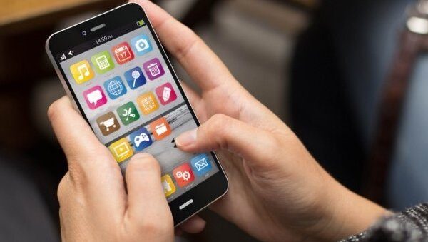 Smartphone met kleurrijke apps op het scherm.