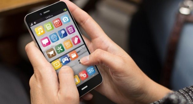 Smartphone met kleurrijke apps op het scherm.