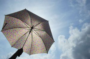 Paraplu met bloemenprint tegen blauwe lucht