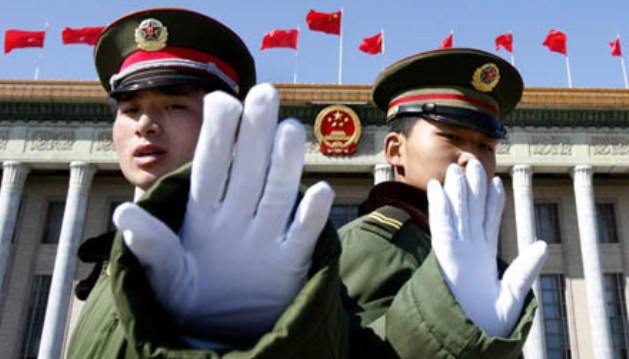 Chinese militairen voor gebouw met vlaggen