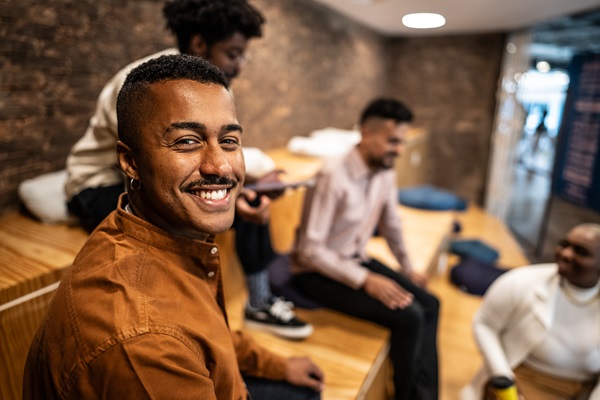 Pessoas conversando em espaço de convivência moderno.