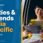 Capa do relatório BCD Cities & Trends com uma mulher viajante de negócios da APAC segurando um computador portátil