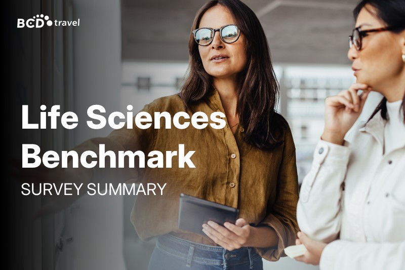 Duas mulheres discutem o inquérito "Life Sciences Benchmark".