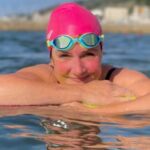 Claire Stephens, vice-presidente da BCD Travel, entra na água durante o treino de natação em águas abertas.