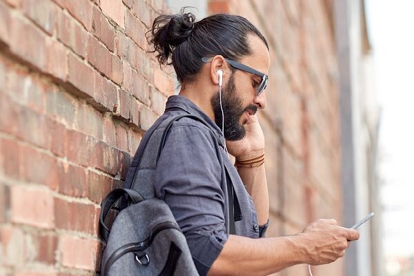 Traveller with smartphone