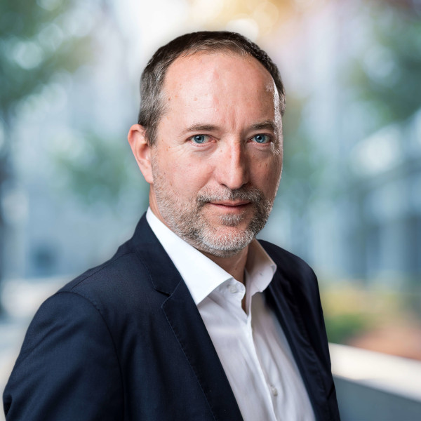 Olivier_Benoit 600x600 Businessman in suit with blurred background