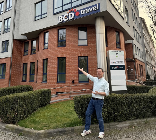 Stefan Neumann vor dem BCD Travel Berlin Office